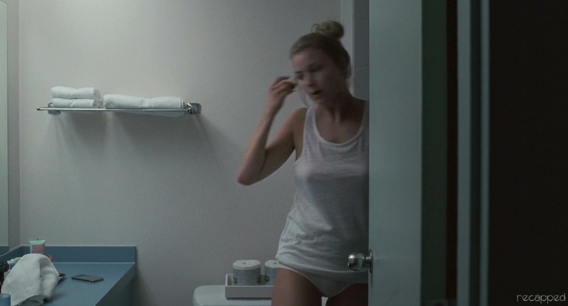 Emily VanCamp nude pics.