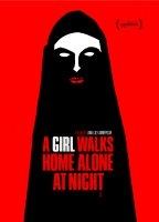 A Girl Walks Home Alone At Night 2014 filme cenas de nudez