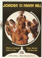 Around the World with Fanny Hill (1974) Cenas de Nudez