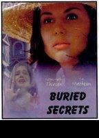 Buried Secrets (1996) Cenas de Nudez