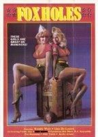 Fox Holes (1983) Cenas de Nudez