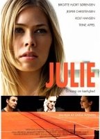 Julie (2011) Cenas de Nudez
