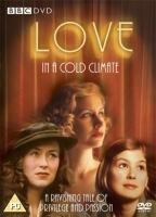 Love in a Cold Climate (2001) Cenas de Nudez