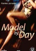 Model By Day cenas de nudez