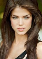 Marie Avgeropoulos nua