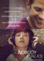 Nobody Walks (2012) Cenas de Nudez