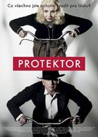 Protektor (2009) Cenas de Nudez