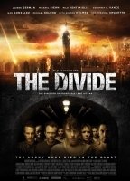 The Divide (2011) Cenas de Nudez