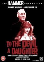 To the Devil a Daughter 1976 filme cenas de nudez