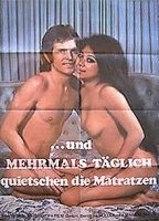 Und mehrmals täglich quietschen die Matratzen (1973) Cenas de Nudez