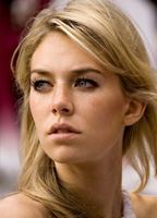 Vanessa Kirby nua