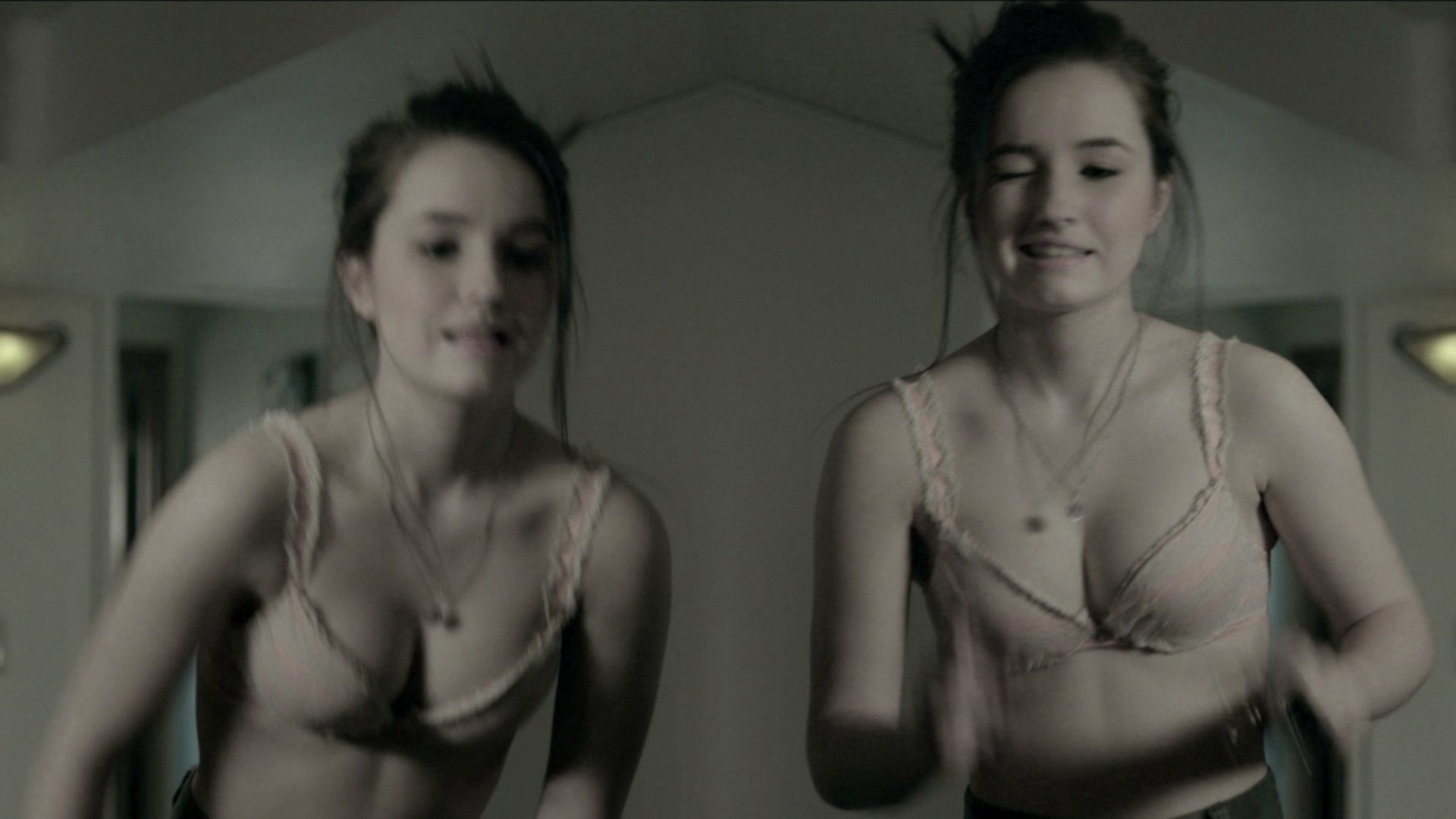 Kaitlyn Dever nude pics.