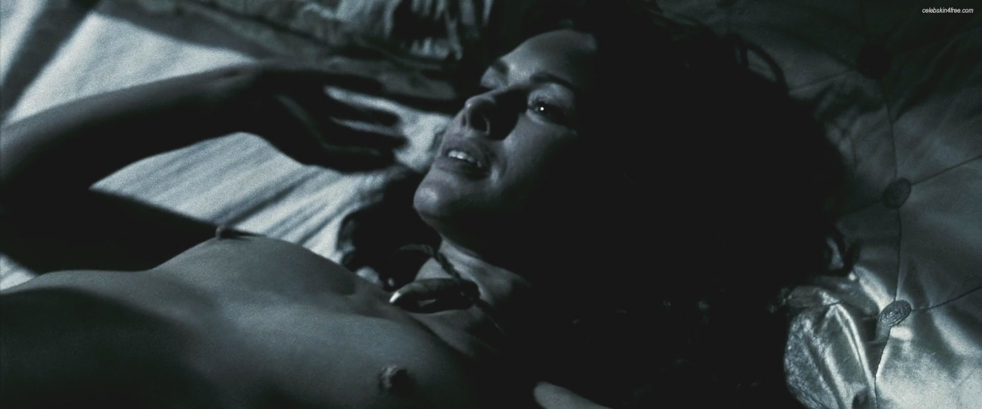 Lena Headey nude pics.