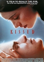 Kissed (1996) Cenas de Nudez