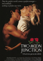 Two Moon Junction cenas de nudez