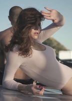 Alexandra Daddario GQ Photoshoot Cenas de Nudez
