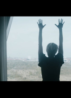 Between The Walls (music video) (2012) Cenas de Nudez
