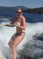 Chelsea Handler Waterskiing Video (2015) Cenas de Nudez
