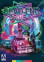 Dead End Drive-In cenas de nudez