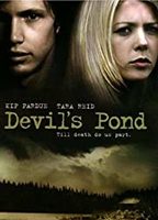 Devil's Pond (2003) Cenas de Nudez