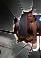 Julie (2019-presente) Cenas de Nudez