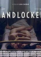 Landlocked (2018) Cenas de Nudez