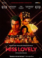 Miss Lovely (2012) Cenas de Nudez
