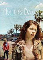 Mother's Day (2014) Cenas de Nudez