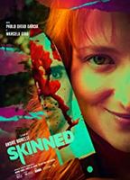 Skinned 2021 filme cenas de nudez