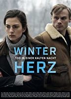 Winterherz: Tod in einer kalten Nacht (2018) Cenas de Nudez