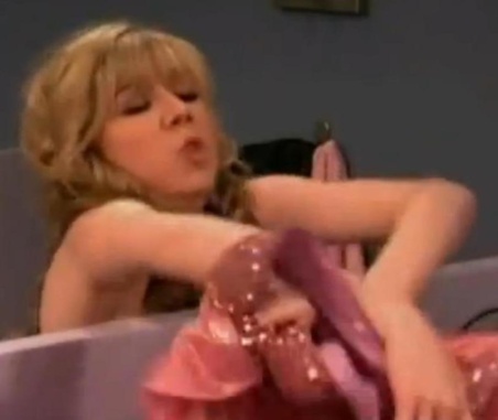 iCarly nude pics.