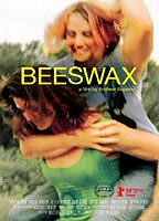 Beeswax (2009) Cenas de Nudez