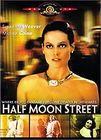 Half Moon Street (1986) Cenas de Nudez