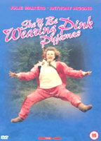 She'll Be Wearing Pink Pyjamas (1984) Cenas de Nudez