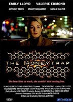 The Honeytrap (2002) Cenas de Nudez