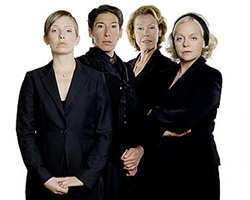 Vier Frauen und ein Todesfall (2004-presente) Cenas de Nudez