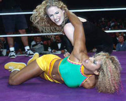 Women of Wrestling cenas de nudez