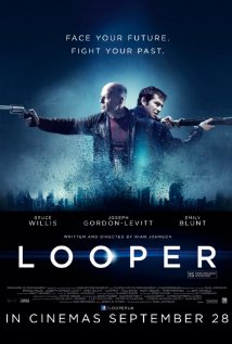 Looper (2012) Cenas de Nudez